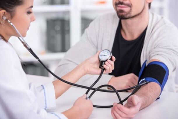 Il medico misura la pressione sanguigna nella pressione alta